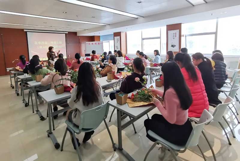 欢度新春专题报道二 | “花香四溢、情满上润” 女职工插花活动